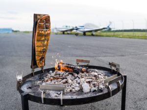 Einzelner Flammlachs an der Feuerschale