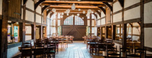 Innenansicht der Ramselhof-Tenne mit Tischen und Stühlen