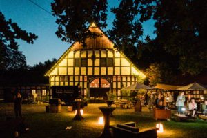 Beleuchteter Ramselhof am Abend