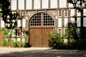 Torbogen mit Innschrift am Ramselhof