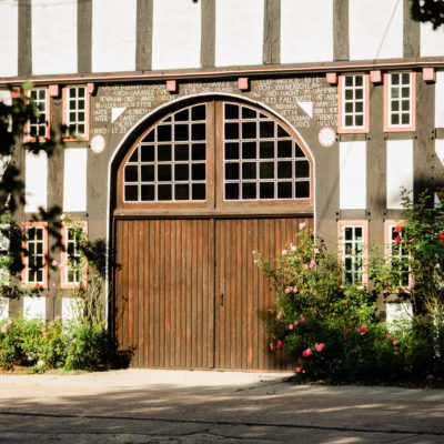 Torbogen mit Innschrift am Ramselhof
