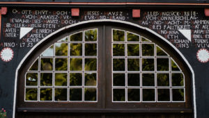 Torbogen-mit-Innschrift-am-Ramselhof